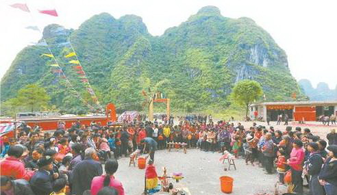 11月25日,村民們等待喝“羅漢粥”。
