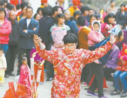 11月25日,一位男扮女裝民間法師藝人在民俗活動(dòng)中表演祭神舞蹈。在傳承青黃不接的現(xiàn)狀下,少數(shù)年輕人繼承了此項(xiàng)民俗文化。