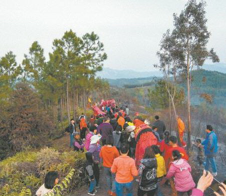 雞公獅、人龍跟隨在背帶龍后面,游過各個山頭,走回祠堂。