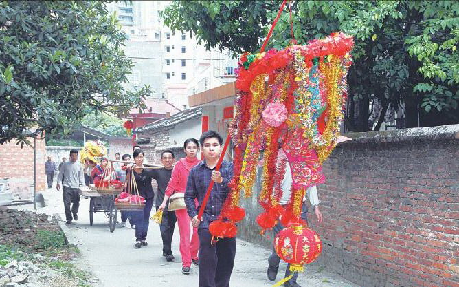 上燈隊伍浩浩蕩蕩向祠堂進發(fā)。
