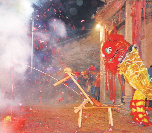 廖氏祠堂門前奇特的“釣魚(yú)式”采青表演。
