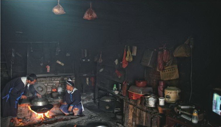 大多數(shù)瑤民還保留著燒柴做飯的傳統(tǒng)習(xí)俗。室內(nèi)被煙火長(zhǎng)期熏烤,黑乎乎的。