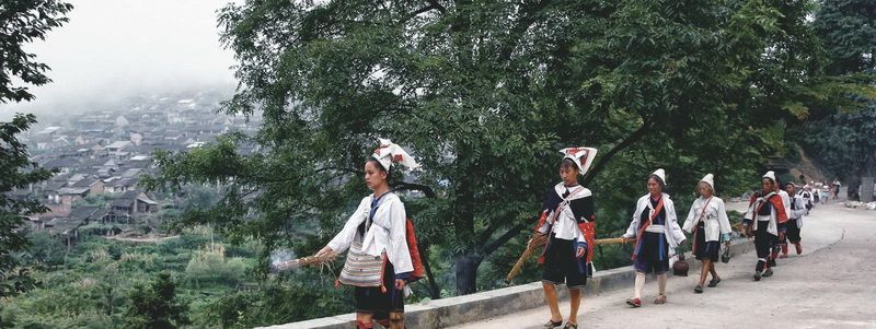 8月28日,寨里唐民義大不公去世的第六天。早上6點(diǎn)多,親屬拿稻草做的火把、盛滿米酒的銅酒壺,背著米飯,前往墳地給去世的老人“送飯”。
