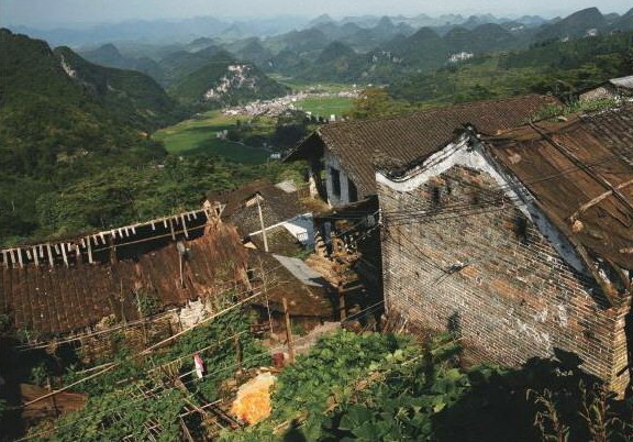 油嶺瑤寨許多傳統(tǒng)建筑已無(wú)人居住。不遠(yuǎn)的山下就是移民新村。