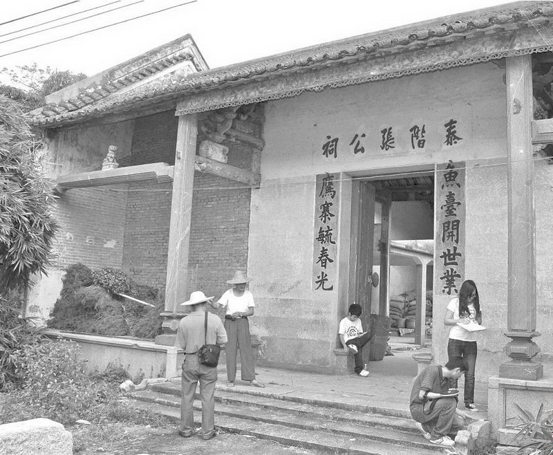 古色古香的泰階張公祠,掩映在一片綠竹叢中。清新區(qū)文物工作者正在進(jìn)行田野調(diào)查。