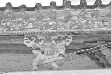 張氏祠堂是大圍村的標(biāo)志性建筑,橫梁上雕龍畫棟,極盡手工之能事。