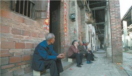 古街上的老人經(jīng)常聚集一起聊天。