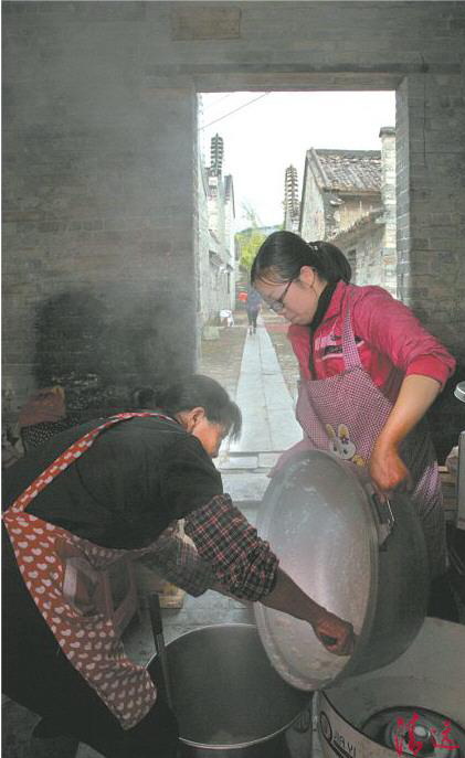 后勤人員緊張地準(zhǔn)備午飯。