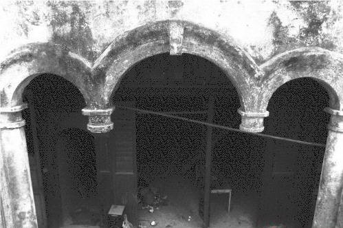 內(nèi)部裝飾具有民國(guó)特色,位于二樓的羅馬柱,中間兩根柱子已丟失。