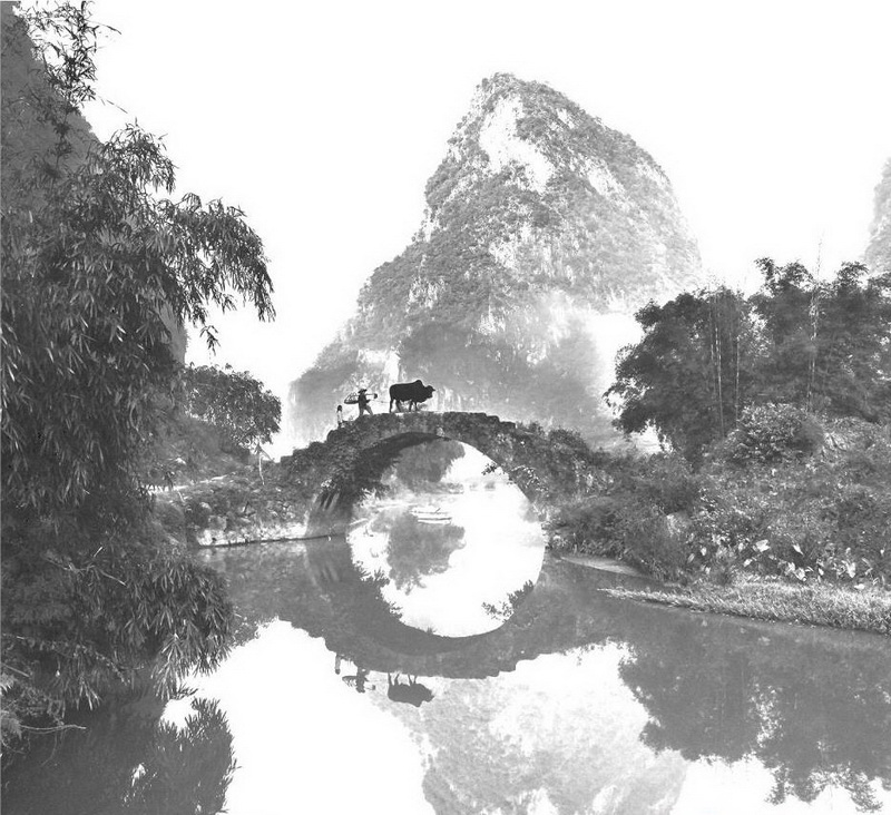 英西峰林永豐橋,橋因旁邊的永豐寺而得名。古石橋已無年月和造建者可考,但這絲毫不妨礙它從容而清伶地安立這鄉(xiāng)間天地。石橋獨自架于峰巒盛開的曠野溪流之上,則打破了慣性的審美定勢,顯出其清麗之美。從橋上牽牛而過的人叫阿六,身高不到一米五。