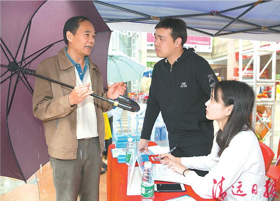 市民在咨詢攤位咨詢問(wèn)題。3月15日,清遠(yuǎn)市2018年“3·15”國(guó)際消費(fèi)者權(quán)益日宣傳咨詢活動(dòng)在城市廣場(chǎng)舉辦