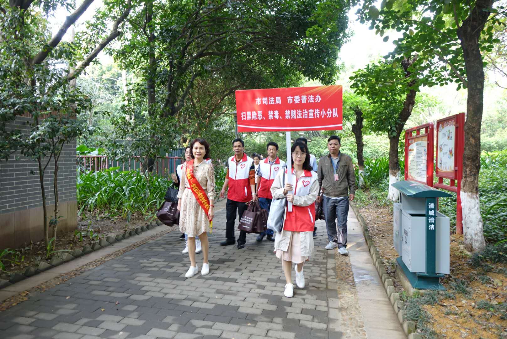3月5日，市司法局、市委普法辦在清城區(qū)鳳城街道鳳桂園社區(qū)開展掃黑除惡、禁毒、禁賭法治宣傳活動2.jpg