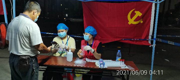 2021年6月8日，清遠市水利局第一批黨員突擊隊志愿者主動亮身份、帶頭宣講防疫知識，協助永安社區(qū)（義烏商貿城點位）開展核酸檢測工作。.jpg