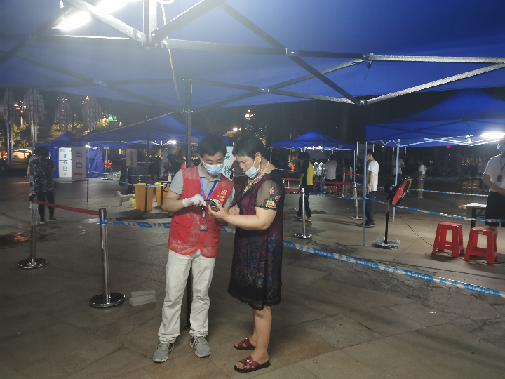 2021年6月9日，清遠市水利局第三批黨員突擊隊志愿者主動亮身份，指引群眾使用“粵核酸”小程序登記收件人員信息，并耐心解釋核酸檢測注意事項。.jpg