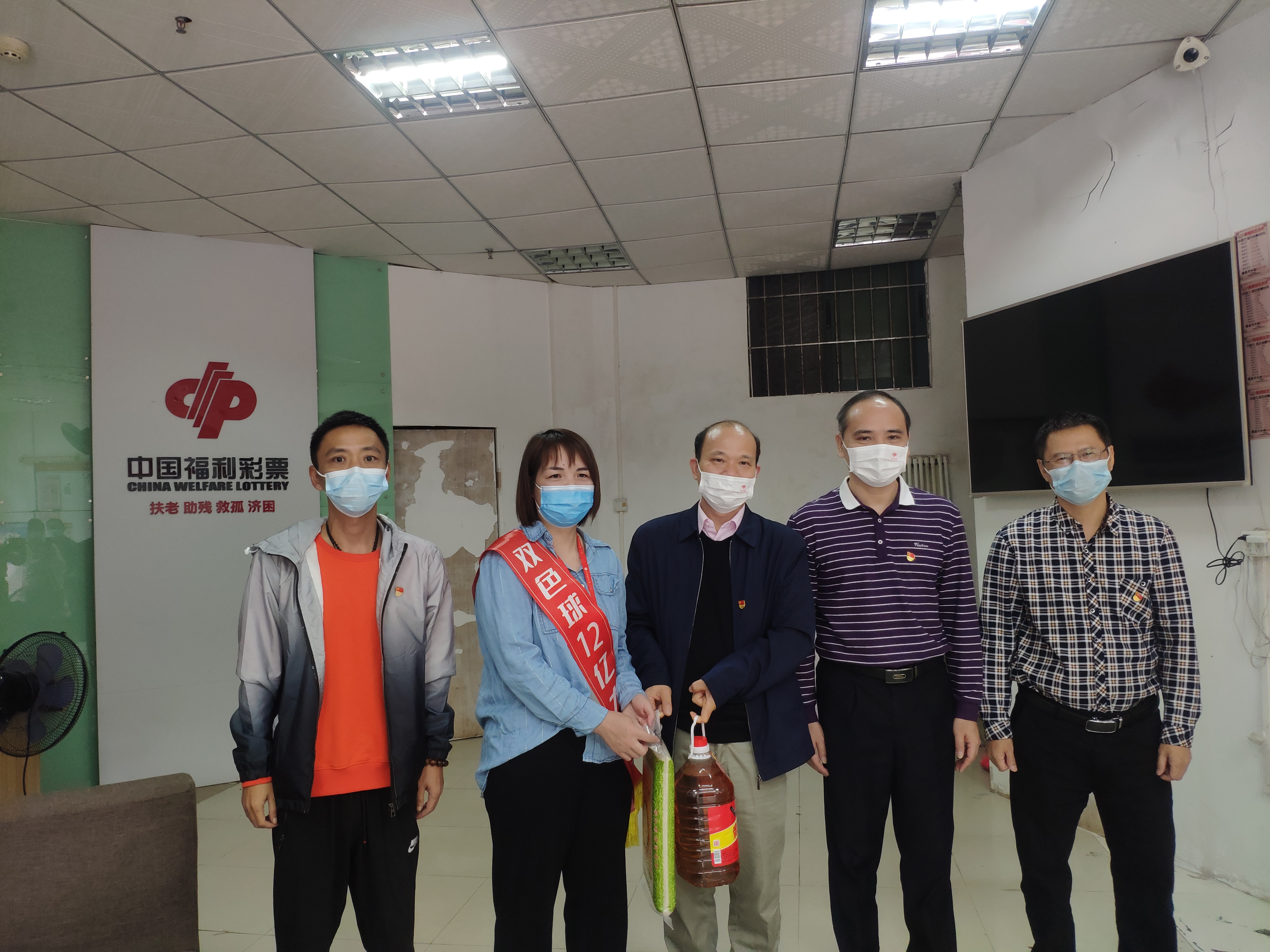 慰問(wèn)現(xiàn)場(chǎng)圖片.jpg