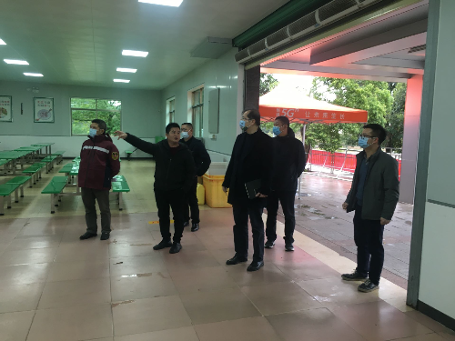 2022.02.18赴市工商技工學(xué)校開展春季開學(xué)專項(xiàng)檢查，查看學(xué)校食堂.jpg