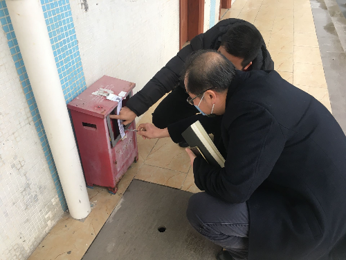 2022.02.18赴市工商技工學(xué)校開展春季開學(xué)專項(xiàng)檢查，查看消防設(shè)備.jpg