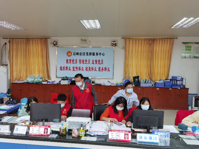2022年4月18日，清遠市水利局黨員干部在清城區(qū)龍?zhí)伶?zhèn)石嶺村開展疫情防控工單核查。.jpg