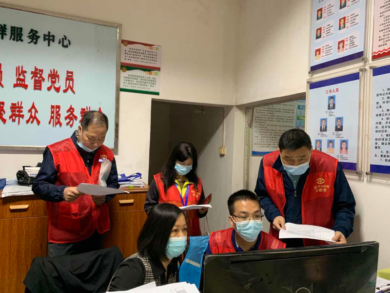 2022年4月17日，清遠市水利局下沉干部在清城區(qū)龍?zhí)伶?zhèn)金沙村開展疫情防控工單核查。.jpg