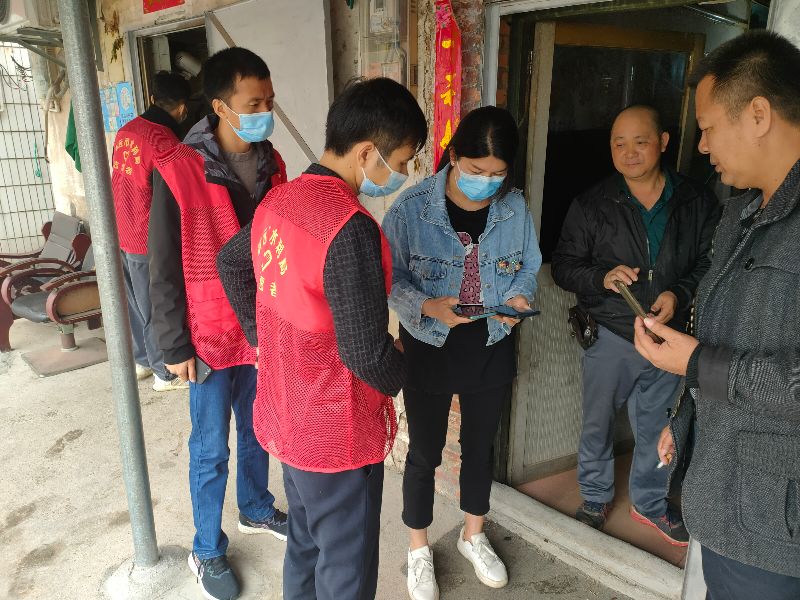 2022年4月19日，清遠市水利局下沉干部協(xié)助龍?zhí)伶?zhèn)泗合村委會走訪商戶，積極宣傳疫情防控要求，指導營業(yè)者下載使用場所碼。.jpg