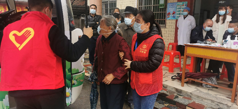 2022年4月19日，清遠市水利局黨員志愿者協助云路社區(qū)黨群服務中心為前來接種疫苗的群眾預約登記、掃碼測溫、接種指引、指導接種流程，為疫苗接種工作的有序運作保駕護航。.jpg