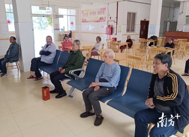 老人們?cè)谡瘝忔?zhèn)敬老院寬敞的影視娛樂(lè)廳看電視。