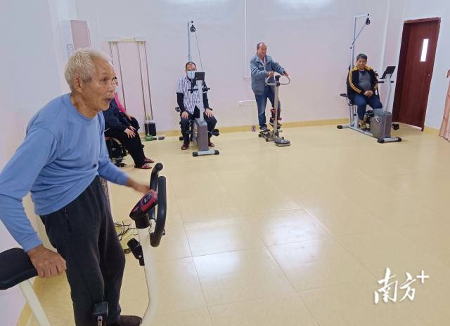 老人在敬老院健身房運動、健身。