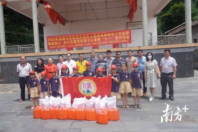 九龍商會(huì)向金造兒童成長中心捐贈(zèng)米油等物資。焦瑩 攝