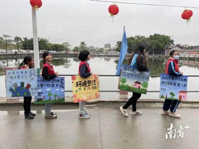 社工引導(dǎo)小志愿者自主開展志愿活動。