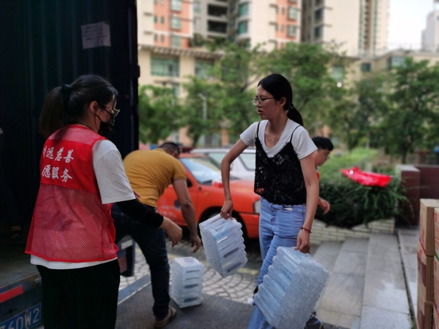 清遠(yuǎn)市慈善總會(huì)工作人員將救災(zāi)物資搬運(yùn)上車。