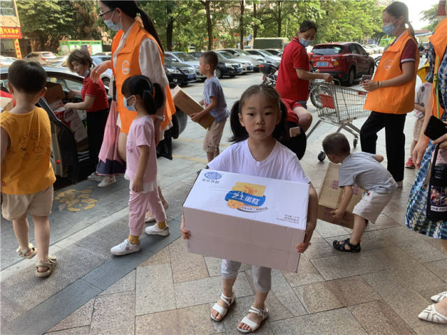 清城區(qū)中冠幼兒園響應號召向災區(qū)捐贈物資，師生、家長協(xié)力開展采購。受訪者供圖