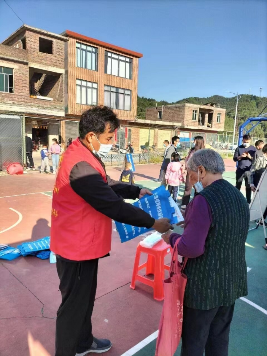 連山壯族瑤族自治縣小三江鎮(zhèn)田心村黨總支部書(shū)記、村委會(huì)主任黃家得在向村民宣傳反電信詐騙知識(shí)。資料圖