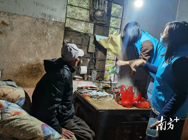 英德市東華鎮(zhèn)雙百社工為困難獨居老人林伯送御寒棉被，并為其修補破舊的窗戶。