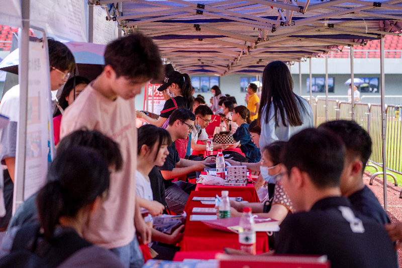 圖片一  20231021001-2023年5月27日，清遠(yuǎn)市舉辦2023年廣東省粵北片區(qū)“穩(wěn)就業(yè)促發(fā)展”大型招聘活動(dòng)，現(xiàn)場(chǎng)前來咨詢的求職者絡(luò)繹不絕。.jpg