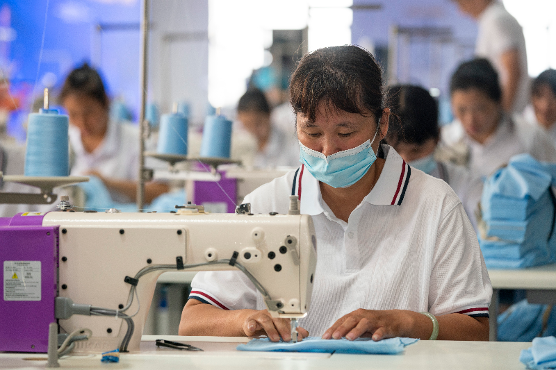 圖片二 20231021003-廣清紡織服裝產業(yè)有序轉移園內，企業(yè)生產車間一角。清遠日報記者 江元威 攝2.jpg