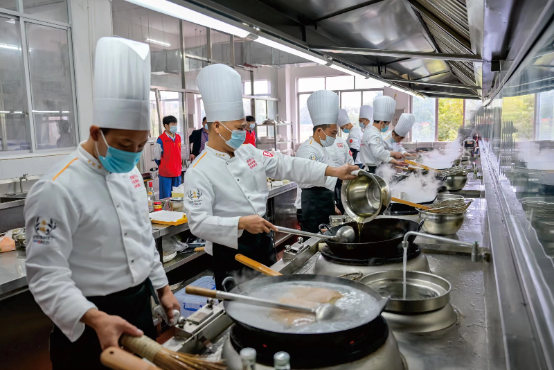 圖片三  近年來，清遠(yuǎn)市高質(zhì)量推進(jìn)“三項(xiàng)工程”，強(qiáng)化培訓(xùn)夯實(shí)基礎(chǔ)，讓更多勞動(dòng)者掌握了一技之長(zhǎng)。（資料圖）.jpg