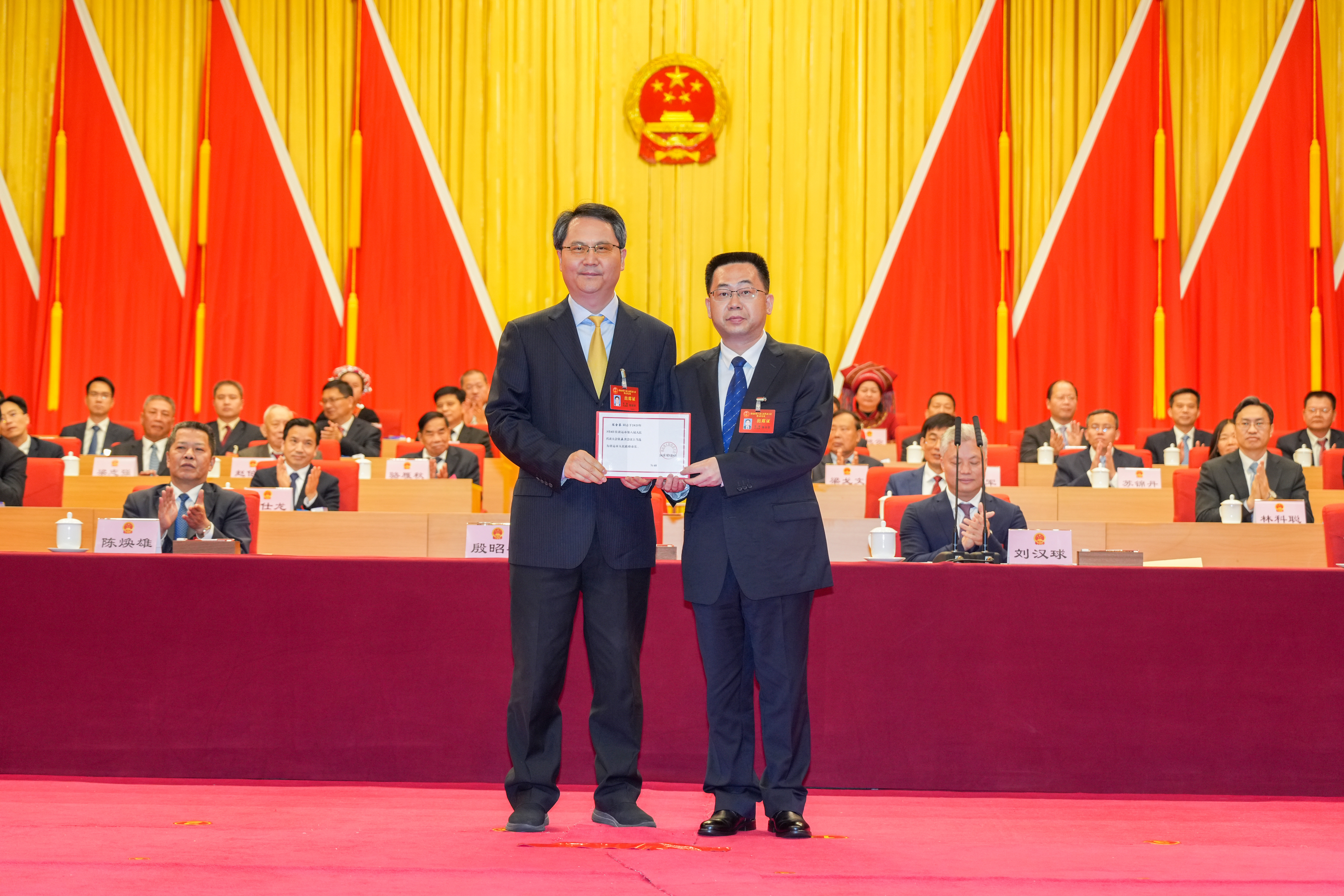 大會(huì)主席團(tuán)常務(wù)主席、市委書(shū)記、市人大常委會(huì)主任殷昭舉為新當(dāng)選的清遠(yuǎn)市人民政府市長(zhǎng)陳金鑾頒發(fā)當(dāng)選證書(shū)。